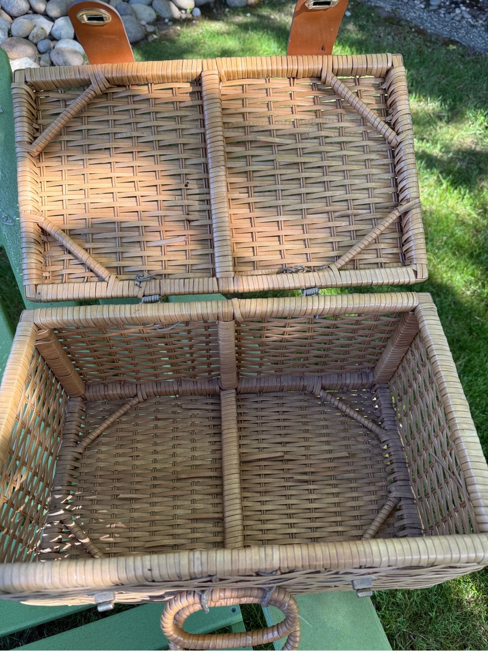 Woven Rattan Picnic Basket with Leather Straps Vintage 1970 with Red White Blue - Picture 3 of 12